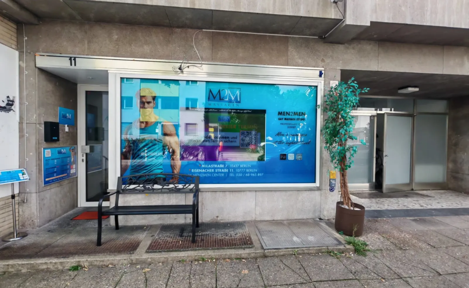 Men2Men Massage Studio Schöneberg Außenansicht – Eisenacher Straße 11, Berlin mit M2M Schaufenster und Eingang