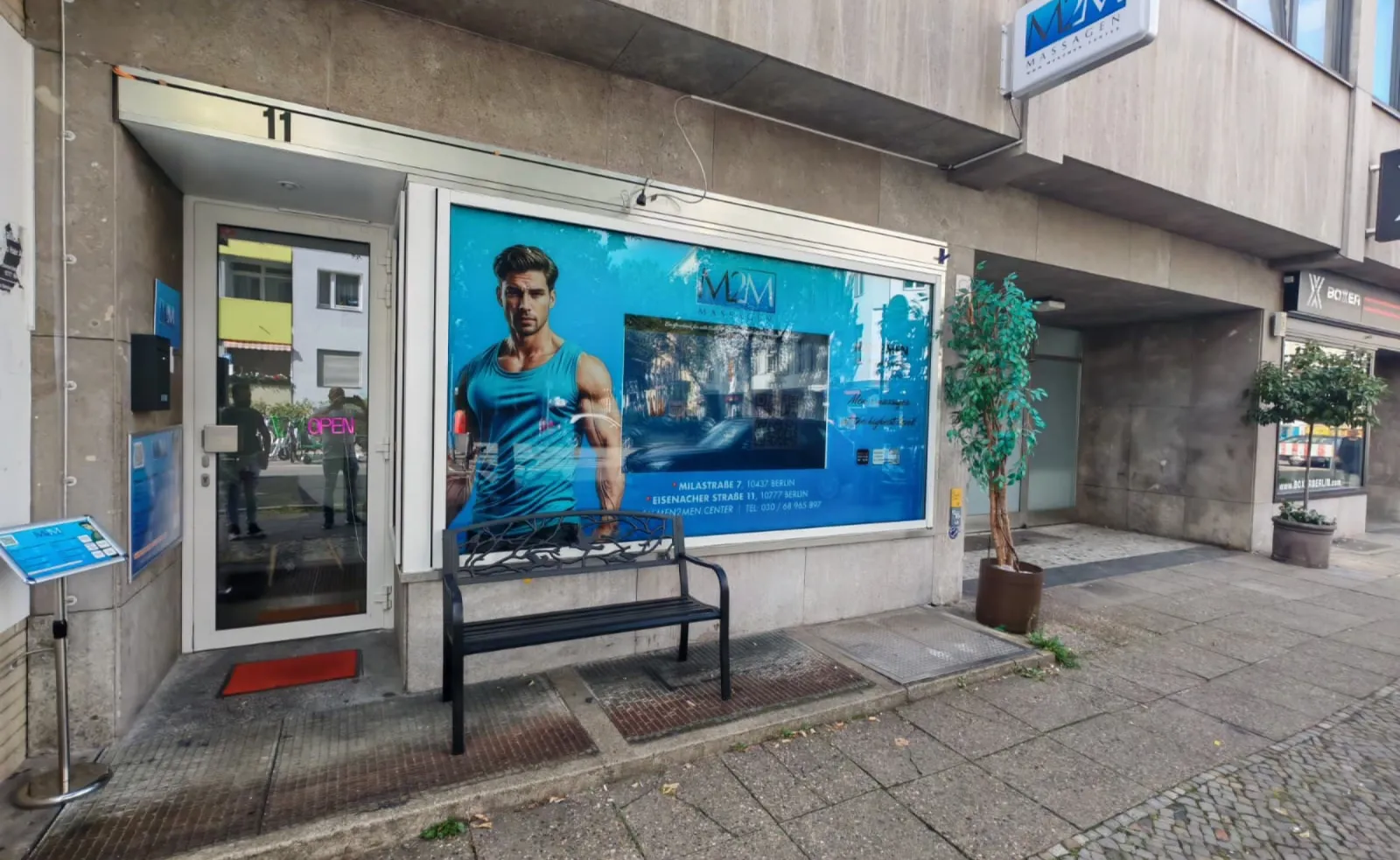 Men2Men Massage Schöneberg Fassade und Eingangstür mit Open-Schild – Nollendorfplatz Berlin