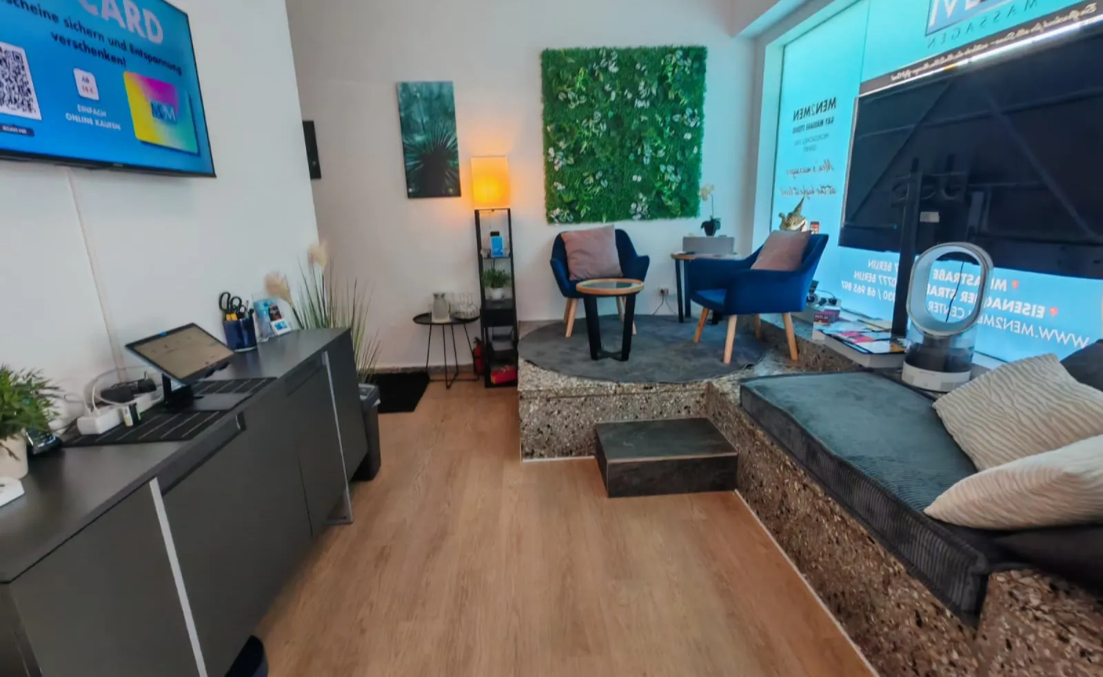 Men2Men Massage Studio Schöneberg – Lounge und Wartebereich mit Pflanzenwand, Eisenacher Straße 11 Berlin